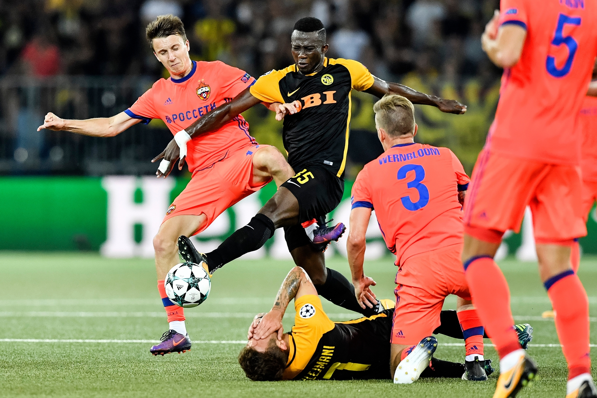 Bern's Sekou Sanogo, right, fights for the ball against Moscov's Aleksandr Golovin during the UEFA Champions League playoff match between Switzerland's BSC Young Boys and Russia's CSKA Moscov, in the Stade de Suisse Stadium in Bern, Switzerland, on Tuesday, August 15, 2017. (KEYSTONE/Peter Schneider) SWITZERLAND SOCCER CHAMPIONS LEAGUE