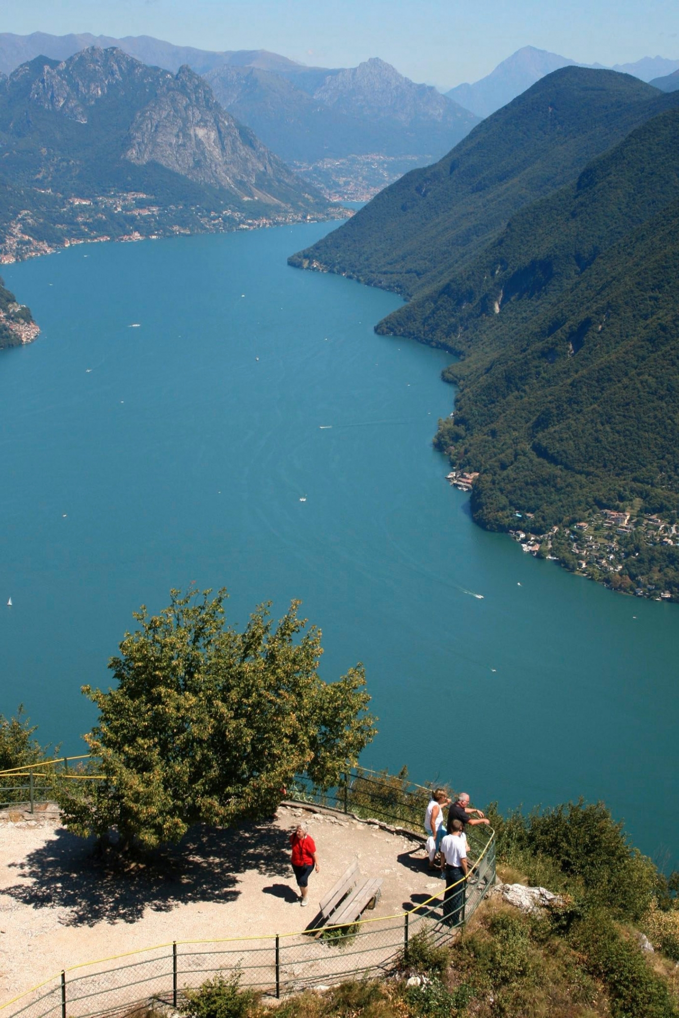 Touristen geniessen die Aussicht vom San Salvatore bei Lugano auf den Lago di Lugano am Samstag 4. August 2007. (KEYSTONE/Alessandro Della Bella) SCHWEIZ WETTER SAN SALVATORE