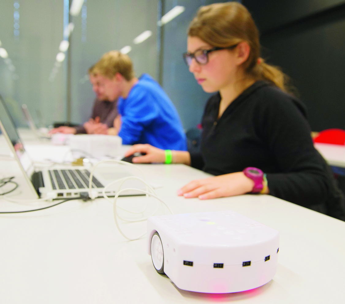 Des enfants apprennent a programmer un robot, lors de la journee des portes ouvertes de la Faculte Informatique et Communications (IC) de l'EPFL, ce samedi 22 novembre 2014, a l'EPFL de Lausanne. (KEYSTONE/Anthony Anex) SCHWEIZ EPFL INFORMATIK OFFENE TUER