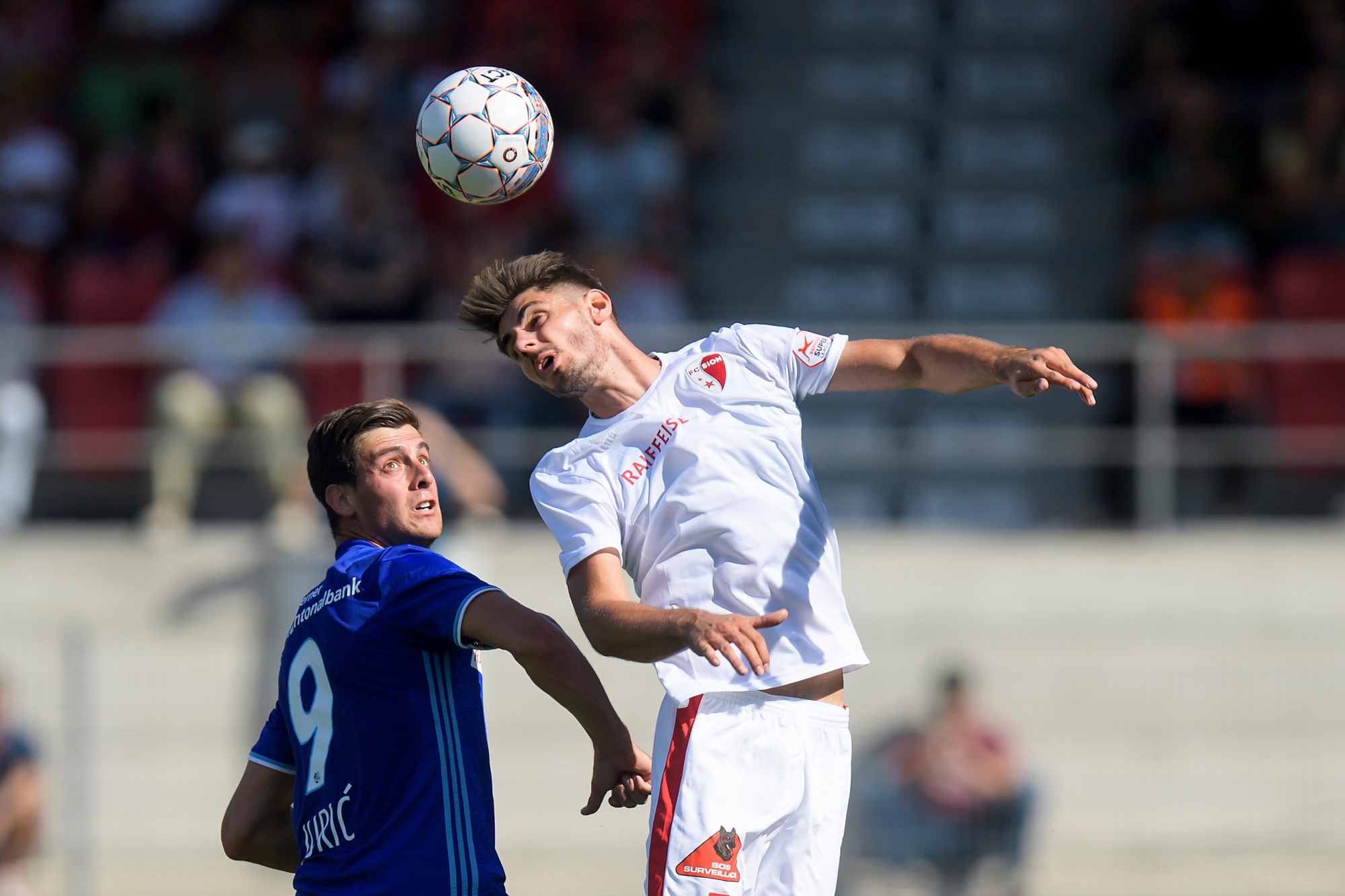 Le joueur lucernois Tomi Juric, gauche, lutte pour le ballon avec le joueur valaisan Jan Bamert, droite, lors de la rencontre de football de Super League entre le FC Sion et le FC Luzern ce dimanche 20 aout 2017 au stade de Tourbillon a Sion. (KEYSTONE/Jean-Christophe Bott) SCHWEIZ FUSSBALL SION LUZERN