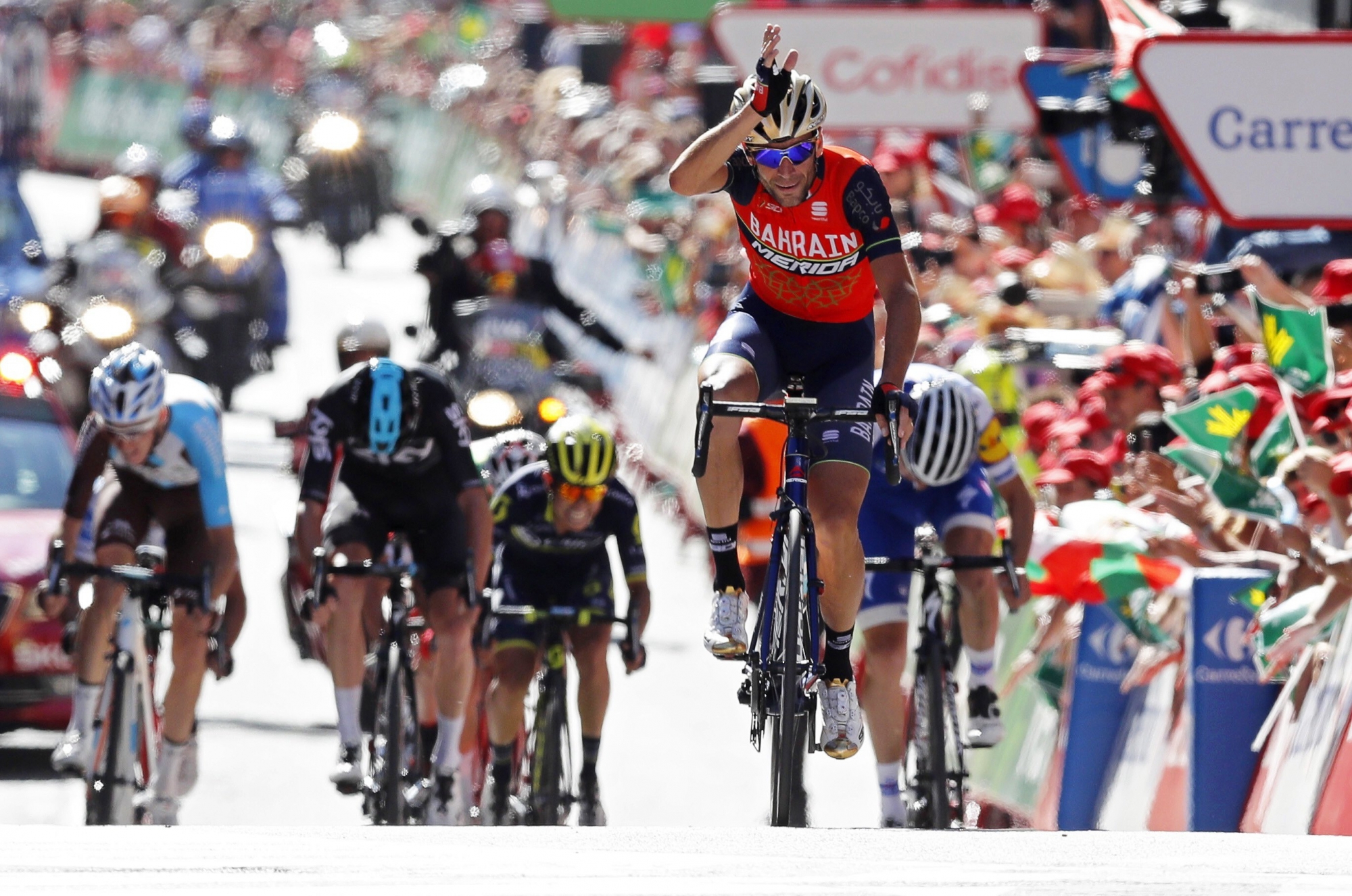 epa06154859 Italian rider Vincenzo Nibali (C) of the Bahrain Merida team celebrates as he crosses the finish line to win the third stage of the Vuelta a Espana cycling race over 158.5km from Prades Conflent Canigo, France, to Andorra la Vella, 21 August 2017.  EPA/JAVIER LIZON ANDORRA CYCLING VUELTA A ESPANA