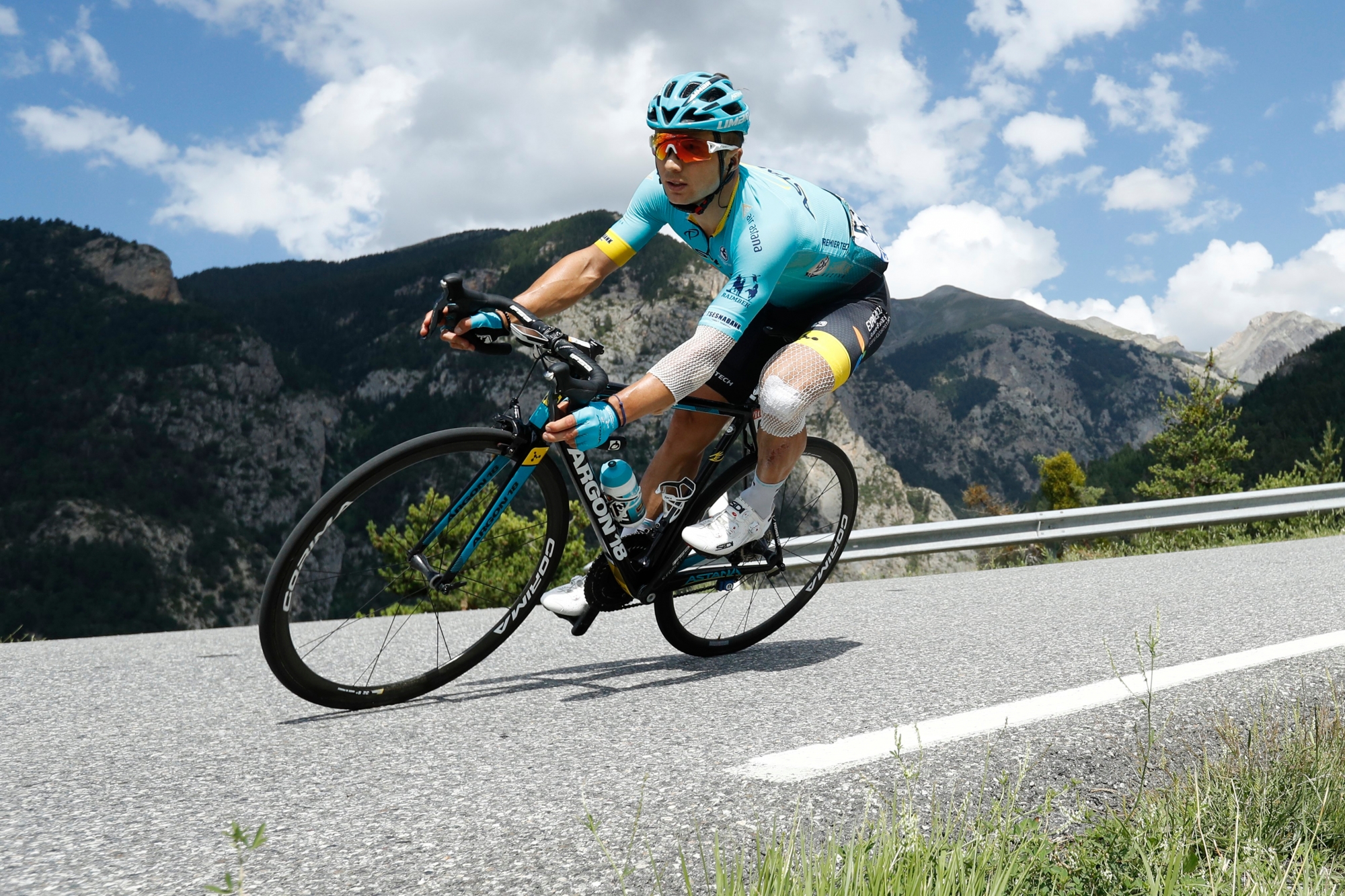 epa06099539 Astana Pro Team rider Alexey Lutsenko of Kazakhstan in action during the 18th stage of the 104th edition of the Tour de France cycling race over 179,5km between Briancon and Izoard, France, 20 July 2017.  EPA/GUILLAUME HORCAJUELOs RAD TOUR DE FRANCE 2017