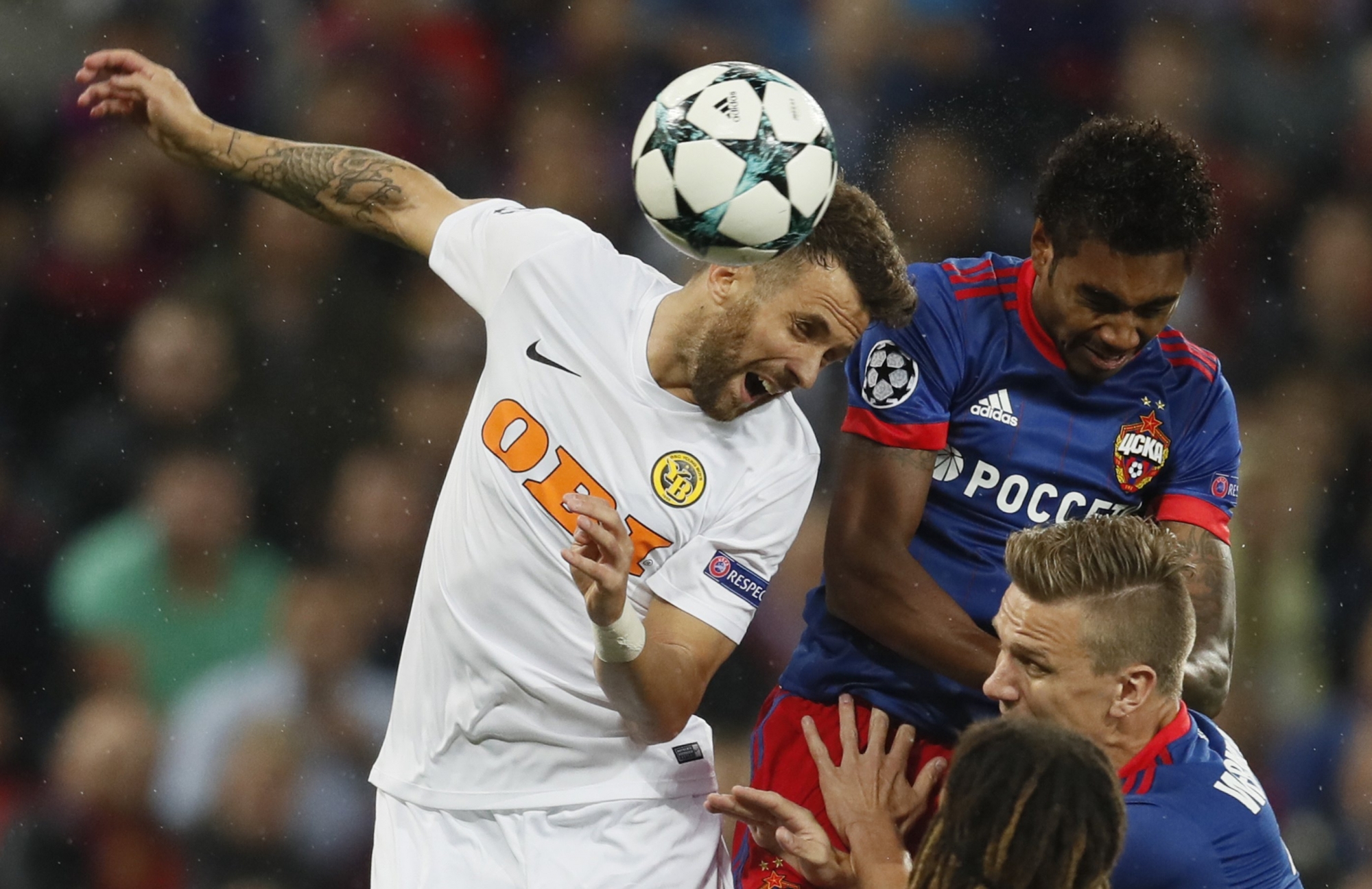 epa06158547 Vitinho (R) of CSKA Moscow fights for a ball with Miralem Sulejmani (L) of  BSC Young Boys during the UEFA Champions League play off second leg match between CSKA Moscow and BSC Young Boys at the VEB Arena in Moscow, Russia, 23 August 2017.  EPA/YURI KOCHETKOV RUSSIA SOCCER UEFA CHAMPIONS LEAGUE PLAY OFF