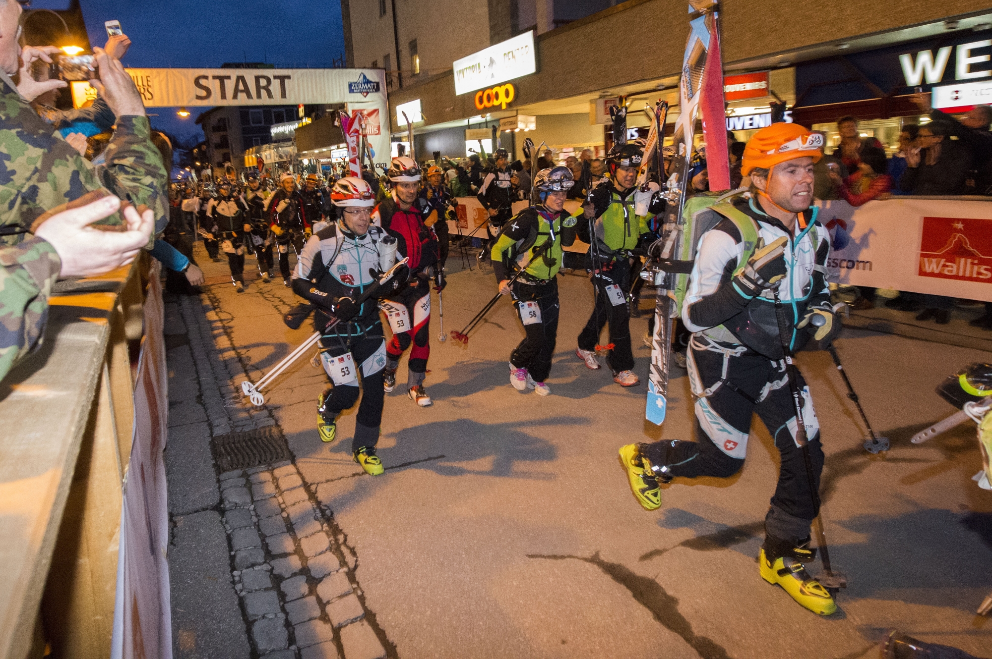 Zermatt, le 30 avril 2014



30e édition de la patrouilles des Glaciers.

Partis de Zermatt hier soir, 1056 concurrents devraient profiter d'une accalmie pour rejoindre Verbier aujourd'hui.



Sacha Bittel/Le Nouvelliste