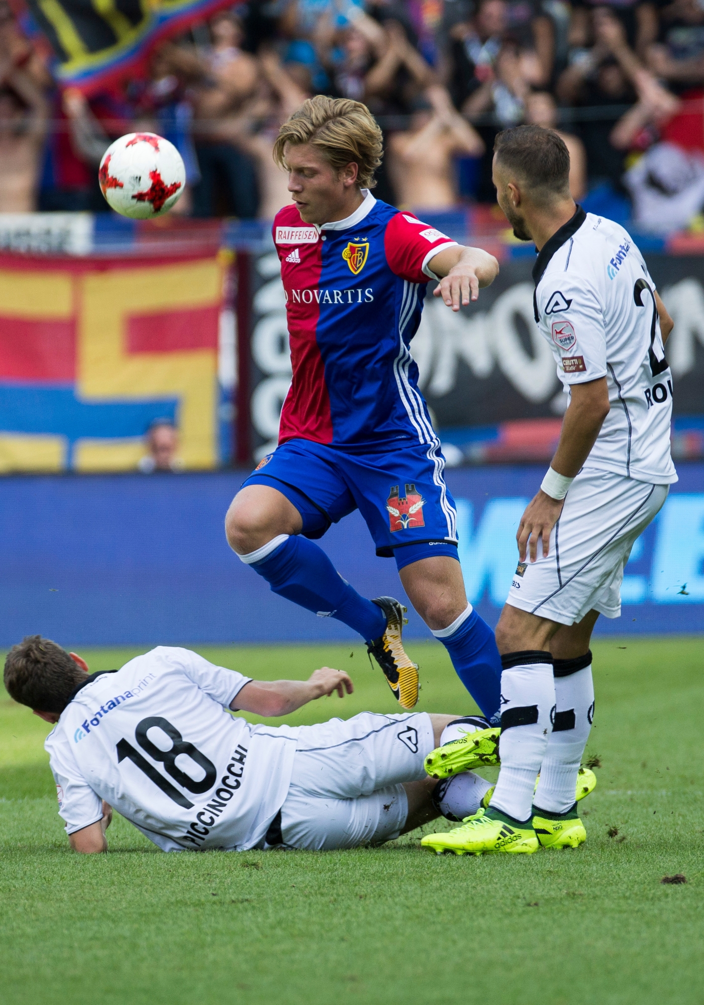 Der Basler Alexander Fransson, Mitte, im Kampf um den Ball gegen den Luganese Mario Piccinocchi, links, und Luganese Steve Rouiller, rechts, im Fussball Meisterschaftsspiel der Super League zwischen dem FC Basel 1893 und dem FC Lugano, im Stadion St. Jakob-Park in Basel, am Sonntag, 20. August 2017. (KEYSTONE/Patrick Straub)d SCHWEIZ FUSSBALL BASEL LUGANO