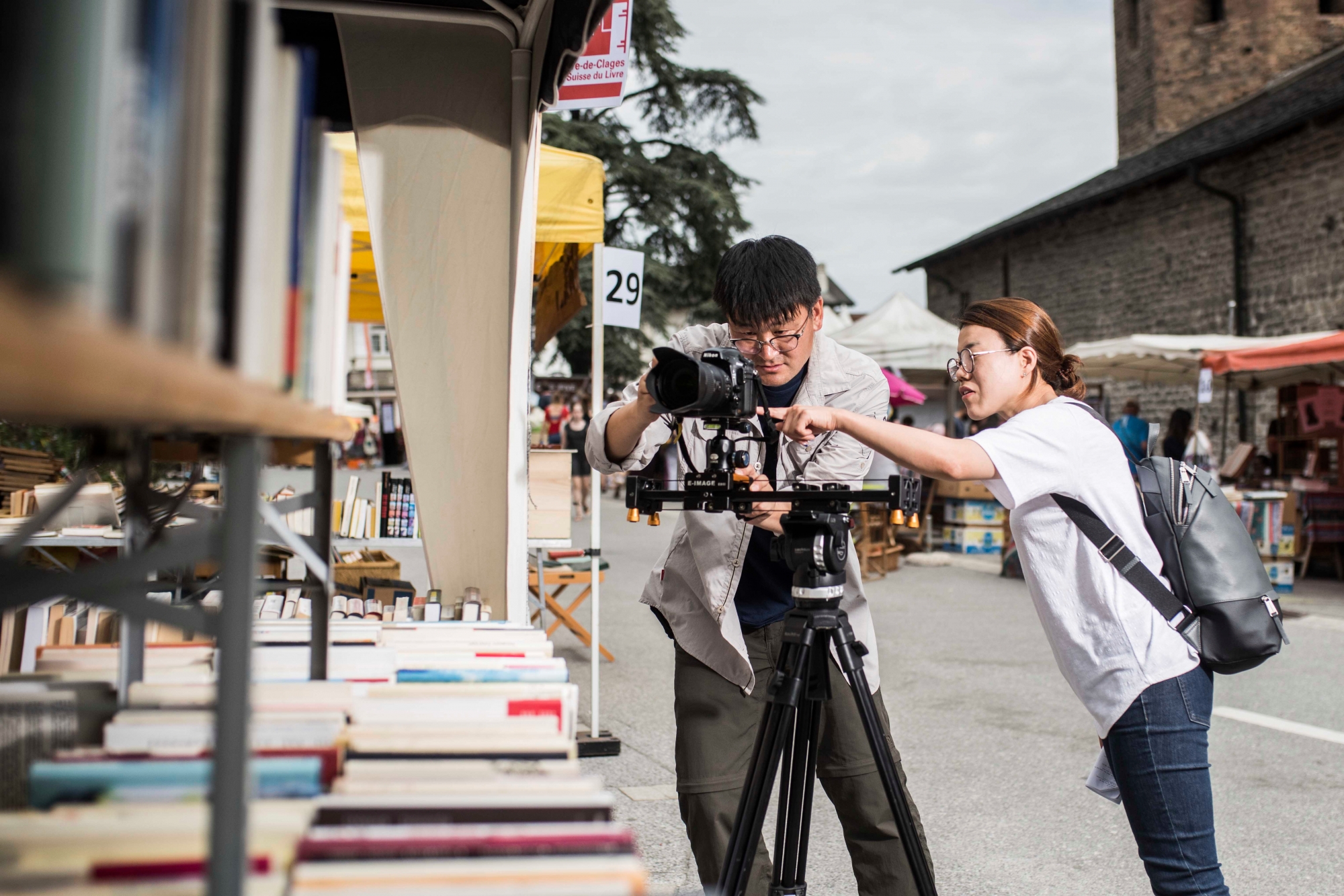 Edition 2017 de la fêté du livre de Saint Pierre de Clage. Deux journalistes coréens effectuent un reportage sur les village du livres en Europe et font étape en Valais. Portrait de Siyeon Byun (productrice) et Jeonghoon Jang  (cameraman).