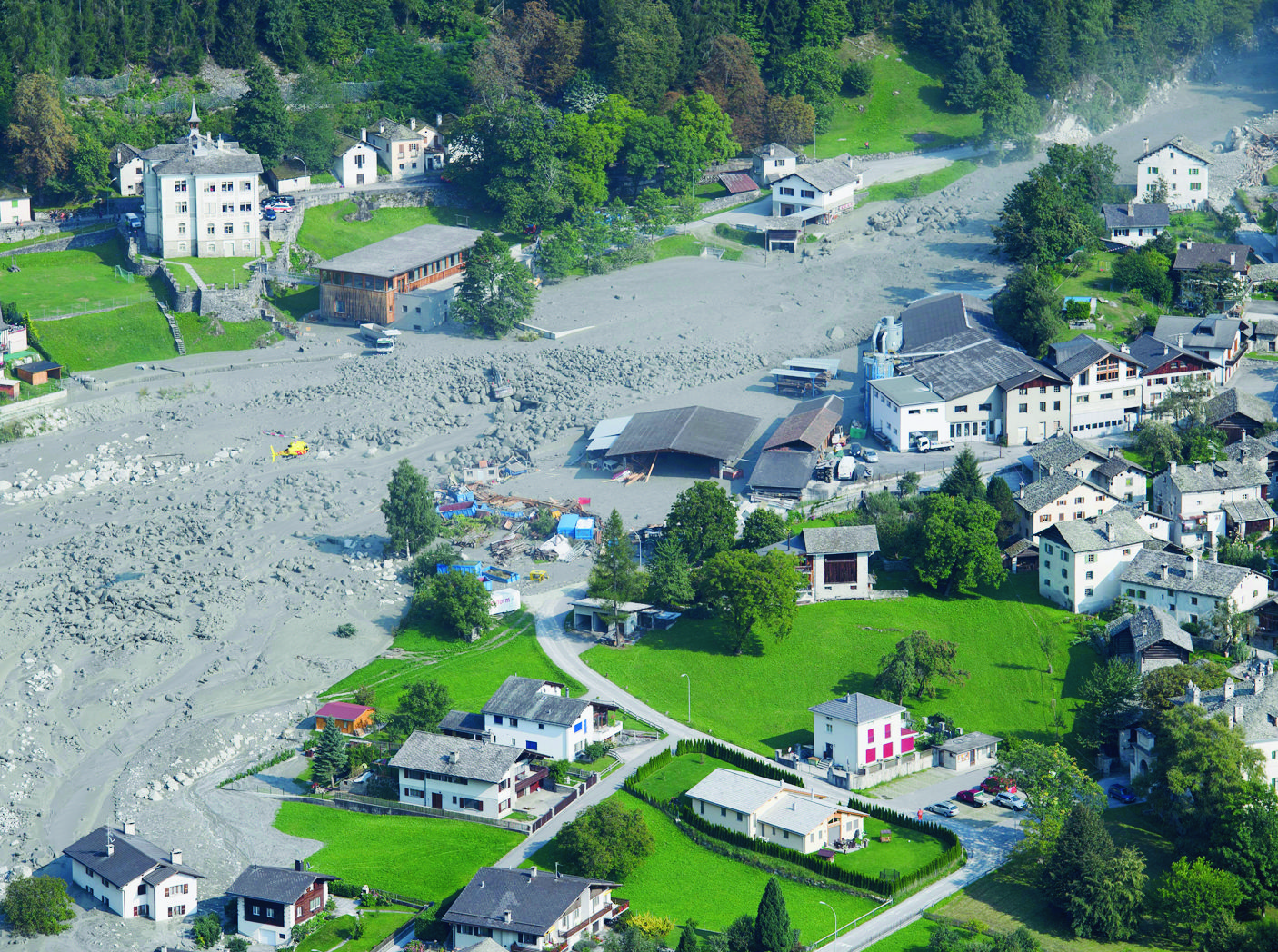 Bondo frappé par deux coulées de boue qui ont emporté plusieurs bâtiments fin août. L'OFEV lance le débat de l'abandon de certains secteurs à risque dans les Alpes.
