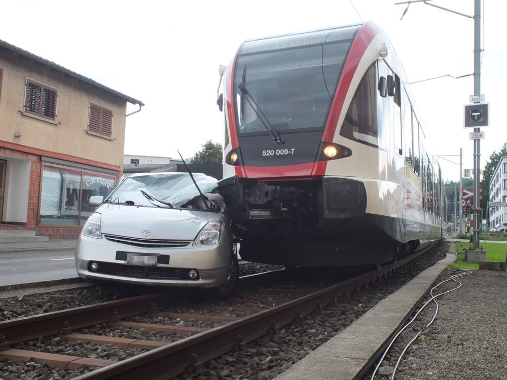 Le train a entraîné la voiture avec lui sur environ 35 mètres.