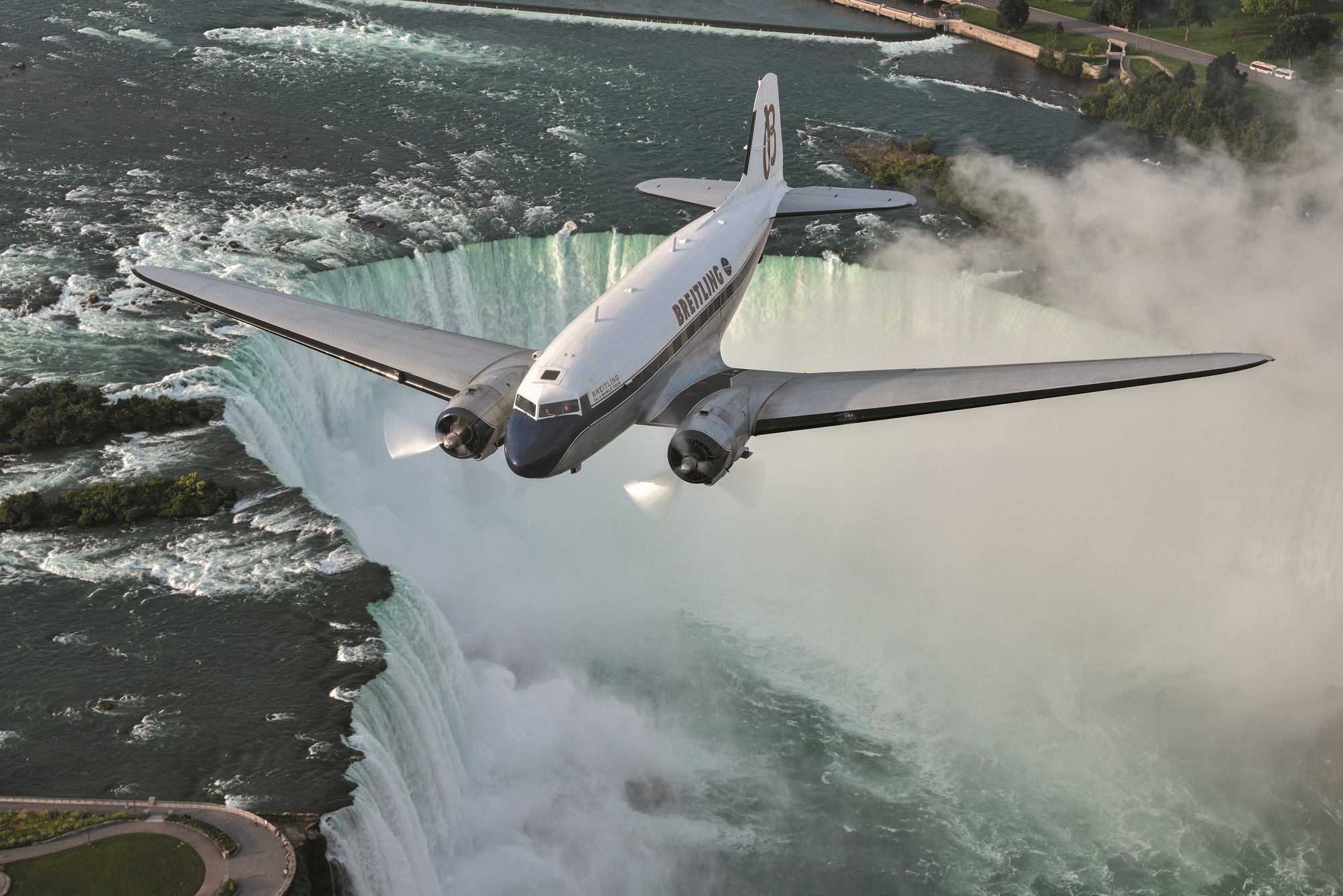 Le Breitling DC-3 a survolé les Chutes du Niagara. Une des plus belles étapes selon le capitaine Francisco Agullo présent du début à la fin de ce tour du monde.