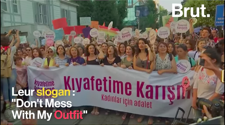 Les femmes exhortaient également les Turques à ne pas déserter les rues durant la nuit. 