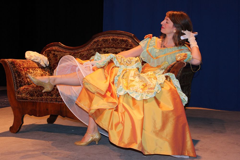 Beaux costumes et  froufrous font partie intégrante du nouveau spectacle de la Compagnie du Dé à Dorénaz.