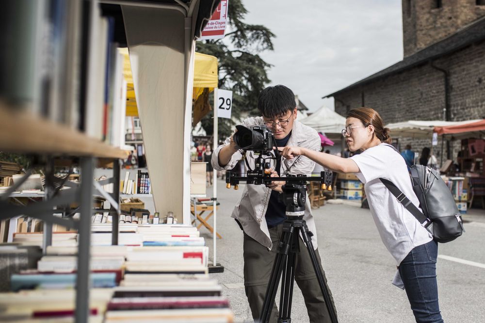 Deux journalistes coréens effectuent un reportage sur les village du livres en Europe et font étape à la Fête du Livre de St-Pierre-de-Clages.