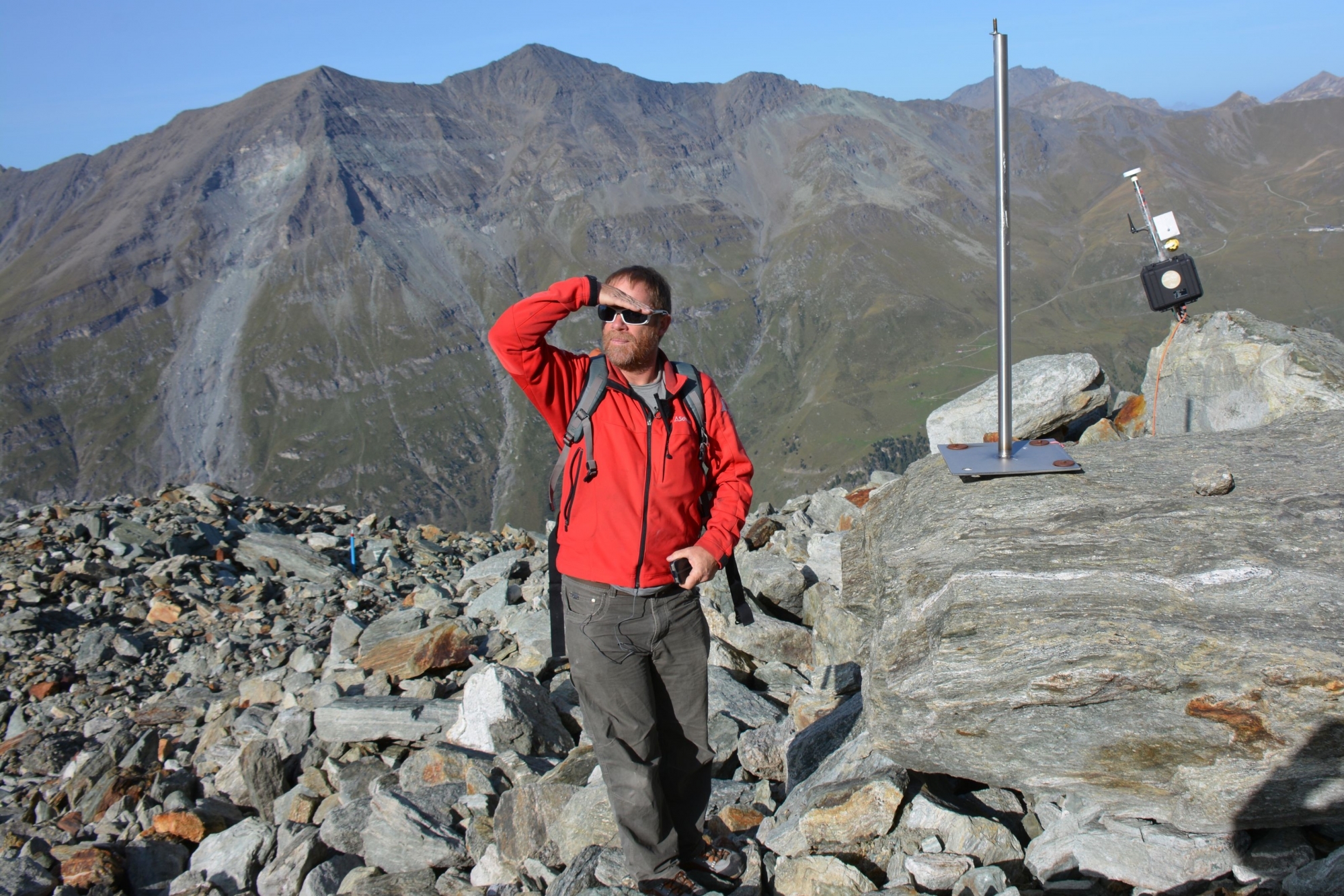 Le géologue cantonal Raphaël Mayoraz scrute les mouvements du glacier rocheux Bonnard au-dessus de Zinal à l'aide de balises GPS. 