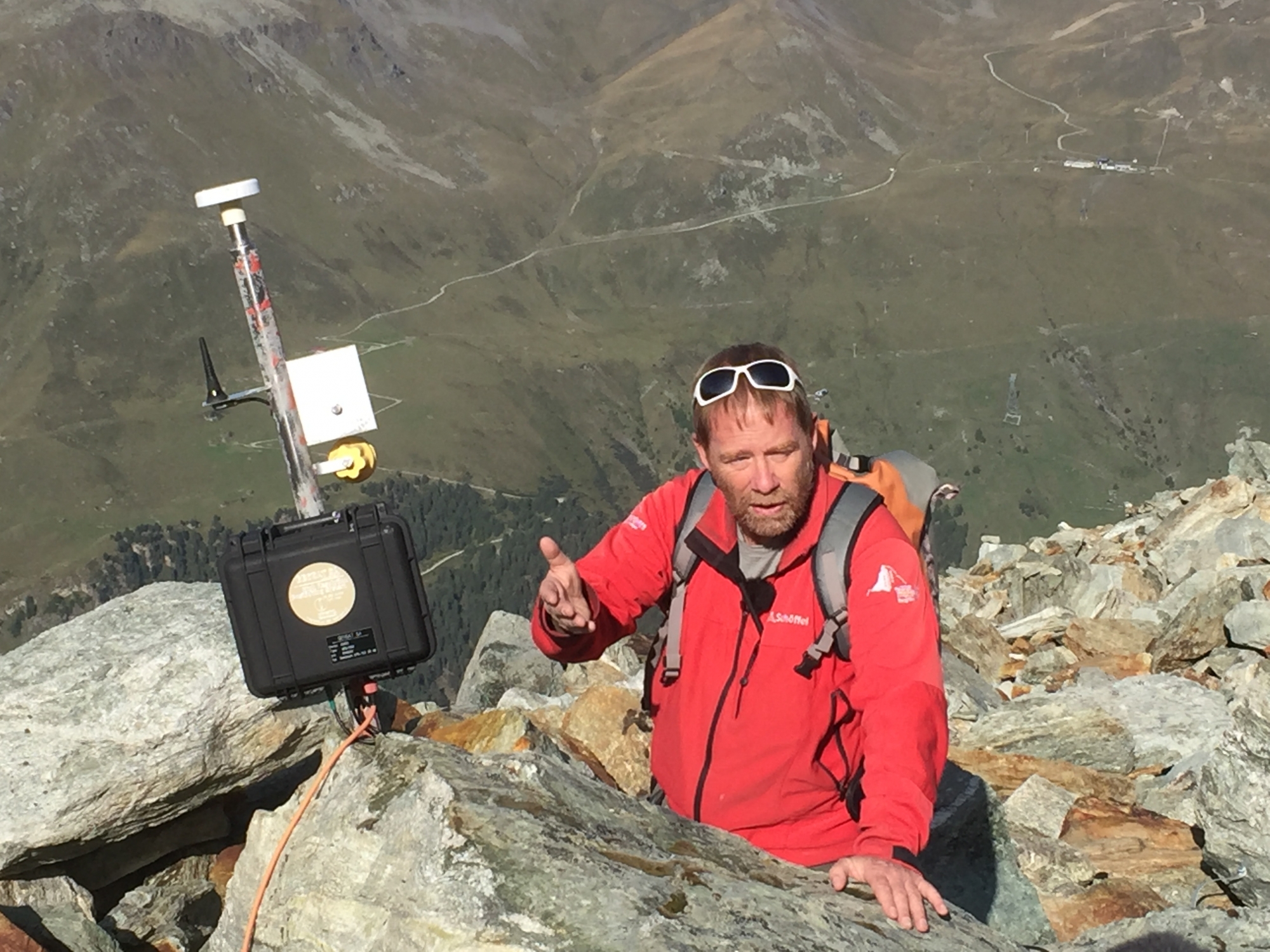 Le géologue cantonal Raphaël Mayoraz, sur le glacier Bonnard bardé de GPS et instruments de mesures, sera en charge de la nouvelle unité de prévention contre les dangers naturels.
