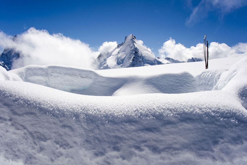 La Dent d'Hérens, situé à la frontière italo-suisse, au-dessus de Zermatt, culmine à 4 171 mètres d'altitude.