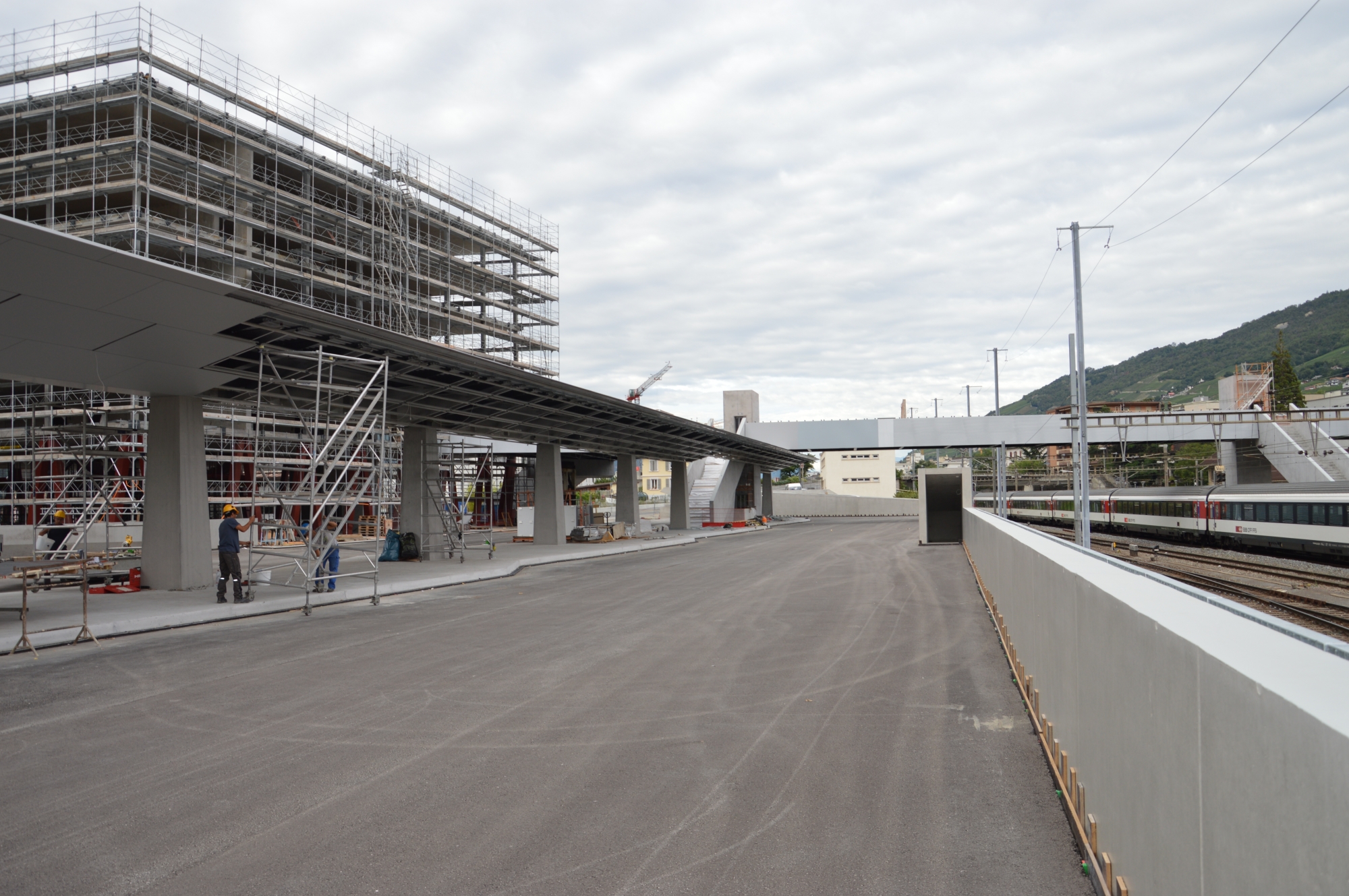 La gare routière et la passerelle qui traverse les voies CFF devraient être utilisables dès le mois d'octobre. 