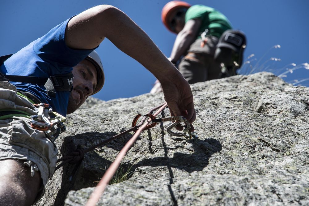 Le secrétaire général de l'Association suisse des guides de montagne Pierre Mathey estime que les activités outdoor sont trop peu contrôlées en Suisse.