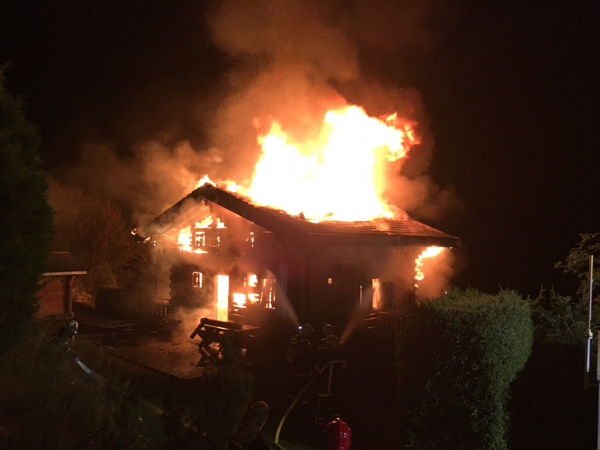 Le chalet a été entièrement ravagé par les flammes.