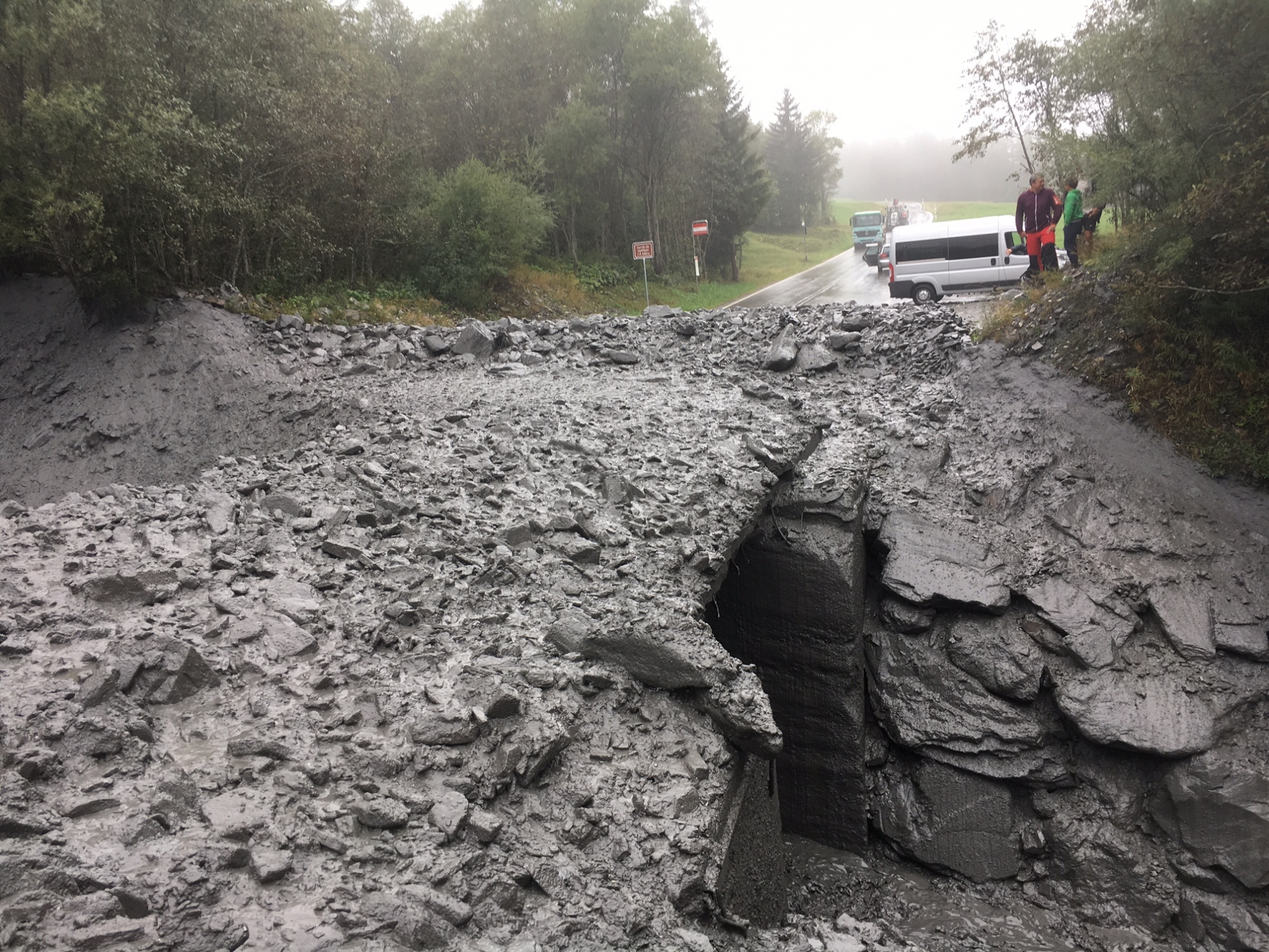 La coulée a coupé la route mais le pont de l'Amonaz est demeuré en place.