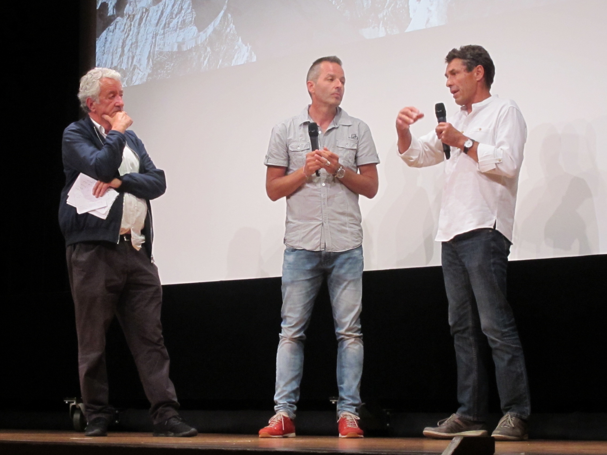 Invité par le directeur du FIFAD Jean-Philippe Rapp (à gauche), le photographe Robert Bösch (à droite) a rendu hommage à son ami Ueli Steck.