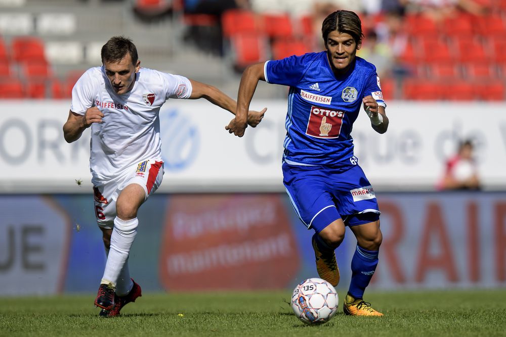 Burim Kukeli poursuit Francisco Rodriguez. L'international albanais est le joueur du FC Sion le mieux noté du match contre Lucerne. 