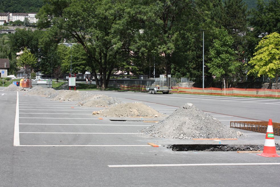 La place d'Arme est en travaux pour recevoir des panneaux solaires.    Le Nouvelliste