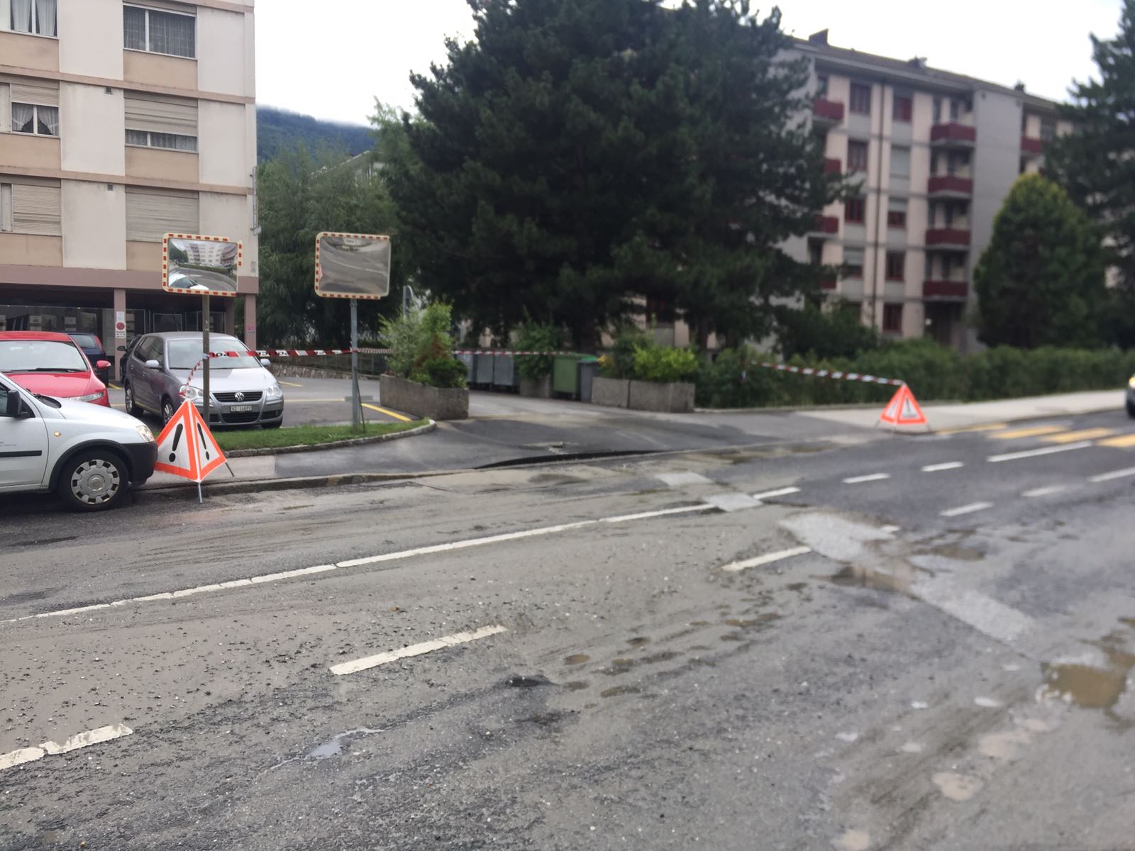 Le bitume du trottoir s'est vu soulevé par la force de l'eau. 