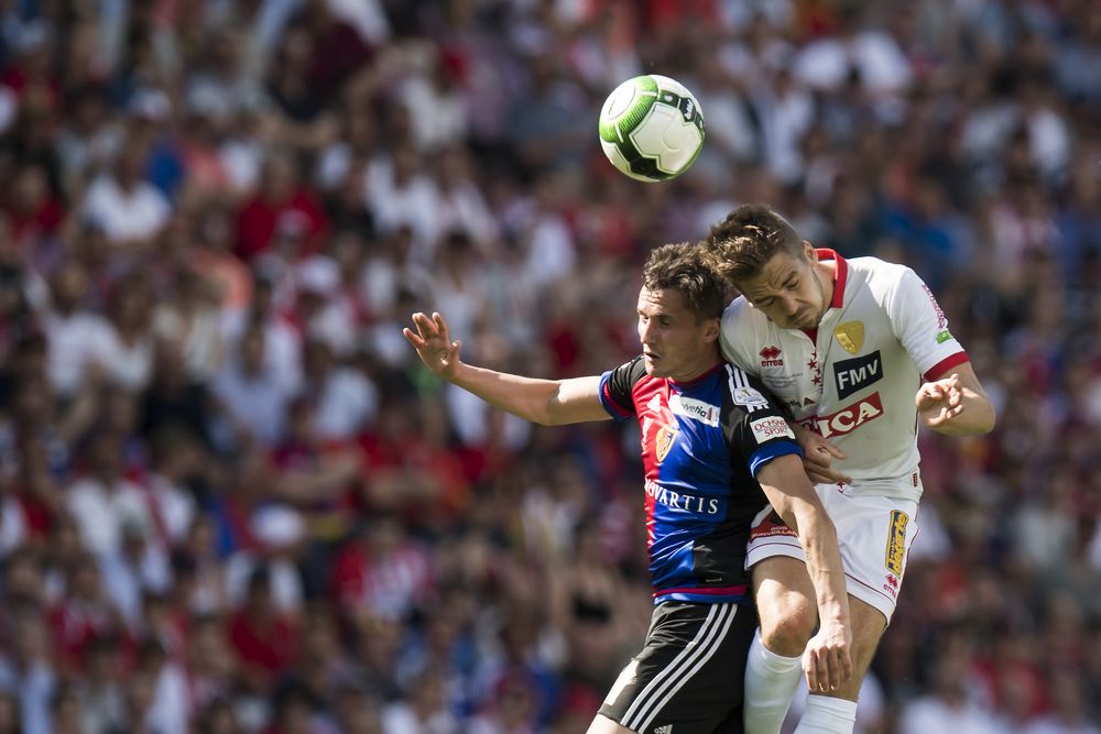 Grégory Karlen et Taulent Xhaka se livrent un duel aérien engagé lors de la finale de la Coupe de Suisse le 25 mai à Genève.