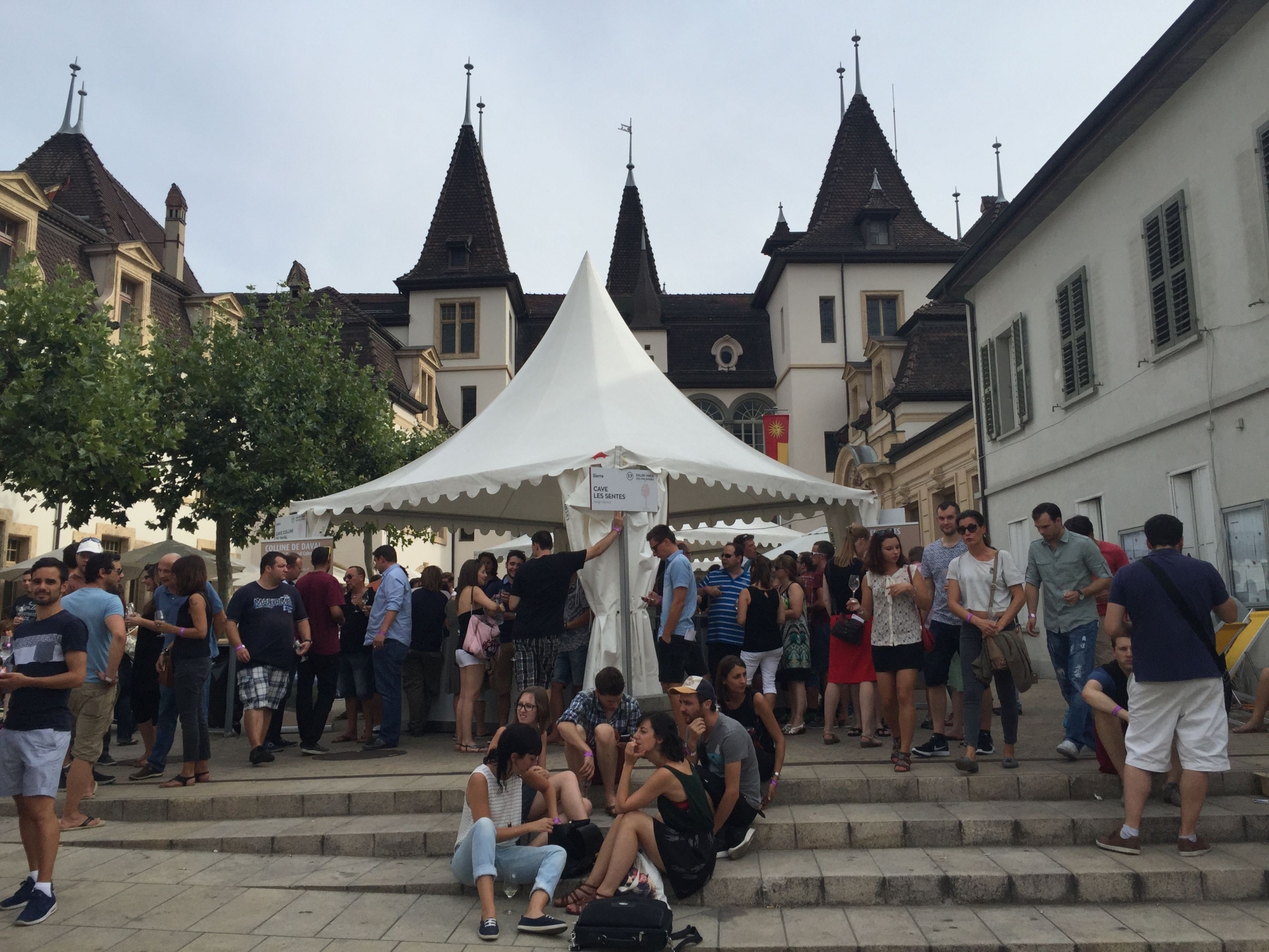 Le Salon VINEA des vins suisses reprend sa place devant l'espace de l'Hôtel de Ville à Sierre vendredi 1er et samedi 2 septembre 2017.