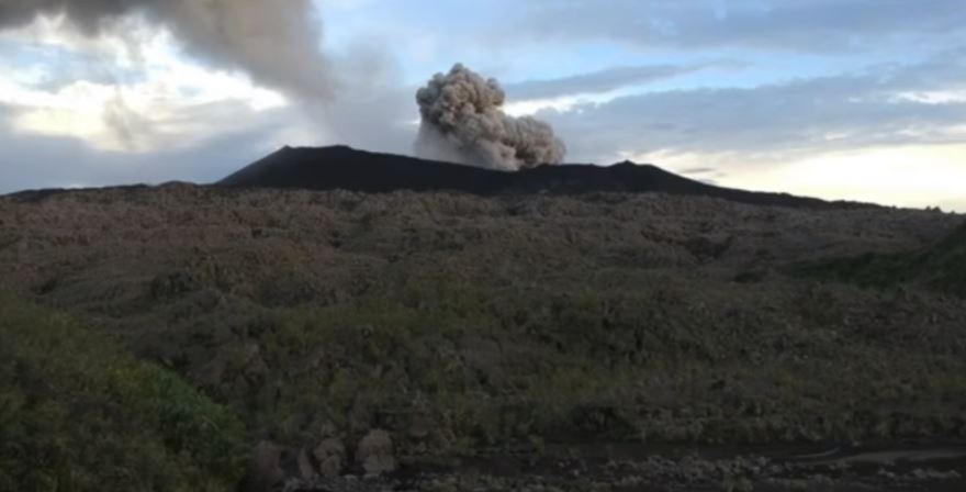 Le volcan Manaro Voui grondait depuis des semaines au centre de l'île Ambae (nord).