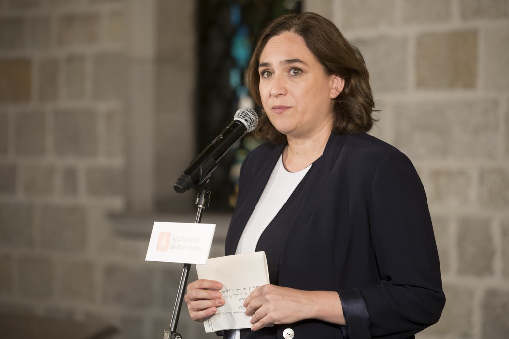 La maire de Barcelone Ada Colau a qualifié dimanche le chef du gouvernement espagnol Mariano Rajoy de "lâche"
