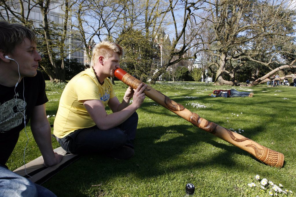 Selon le professeur Puhan, jouer du didgeridoo contribuerait à améliorer la qualité du sommeil des personnes souffrant du syndrome d'apnées du sommeil.