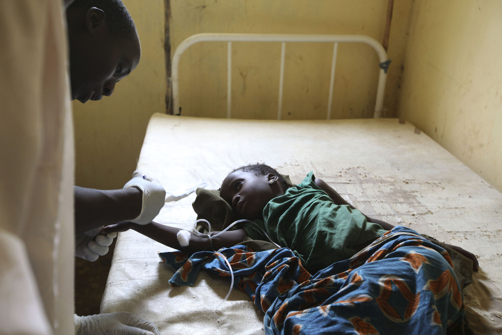 Le virus du choléra, qui peut tuer en quelques heures en l'absence de traitement, touche régulièrement l'est ou encore le bassin du Lac Tchad, où la moitié de la population vit en-dessous du seuil de pauvreté.