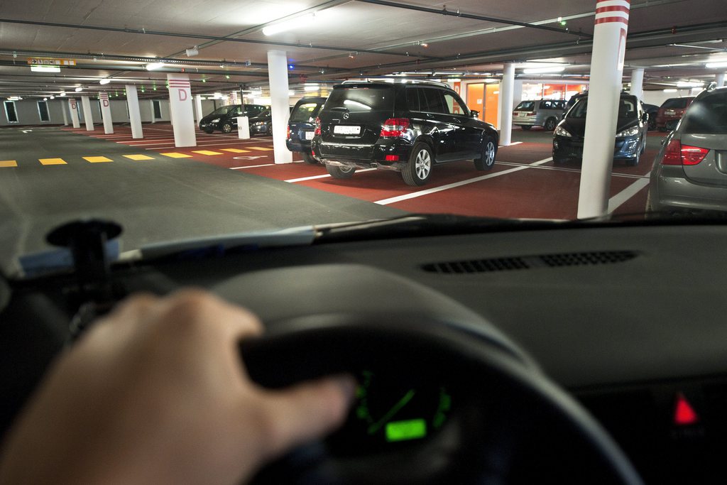 Les futures places de stationnement en Suisse seront plus larges, pour répondre à la mode grandissante des véhicules de type SUV. (illustration)