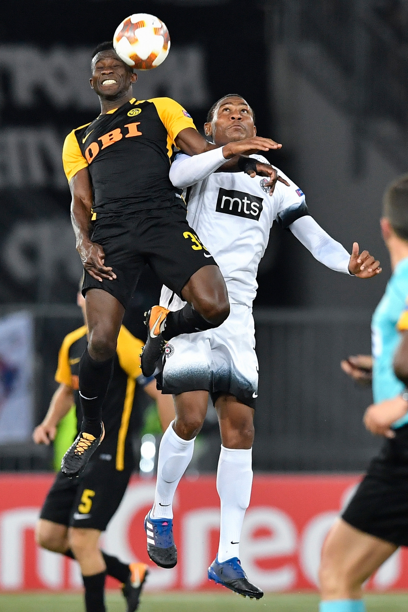 Bern's Sekou Sanogo, left, fights for the ball against Belgrade‿s Leandre Tawamba during the UEFA Europa League group B match between Switzerland's BSC Young Boys Bern and Serbia's FK Partizan Belgrade, in the Stade de Suisse Stadium in Bern, Switzerland, on Thursday, September 14, 2017. (KEYSTONE/Peter Schneider) SWITZERLAND SOCCER EUROPA LEAGUE YB PARTIZAN