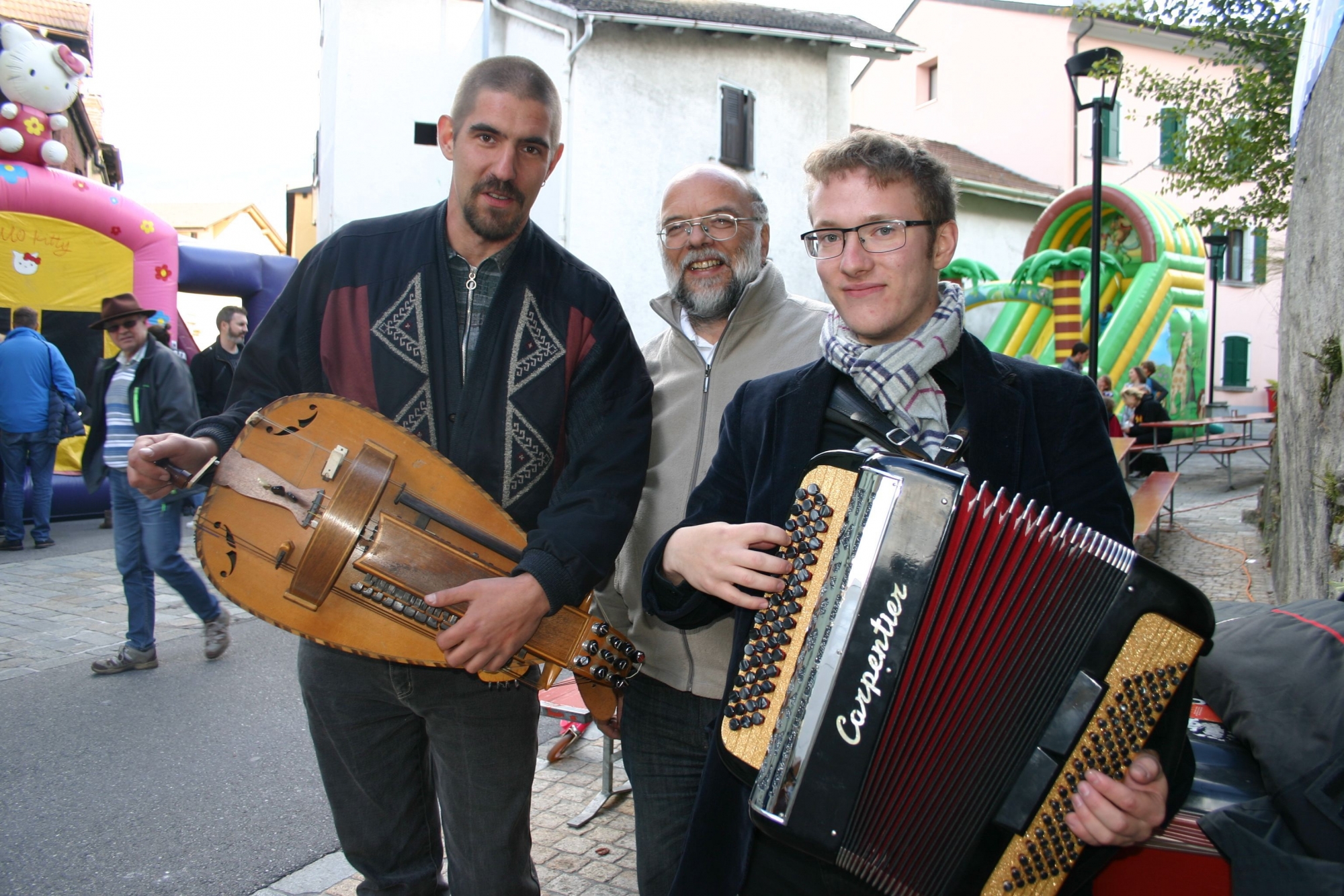 Le président Stéphane Coiana entouré des musiciens Théodore Monnet à l'accordéon et Alain Perraudin à la vielle de roue.