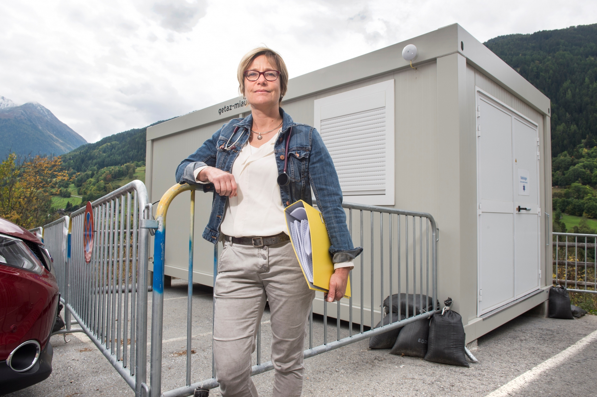 Vissoie - 26 septembre 2017  - Franzisca Andenmatten Zufferey,médecin-généraliste,pose devant le cabanon de radiologie,installé provisoirement pendant le temps de la construction du nouveau Centre médical d'Anniviers. RADIOLOGIE2