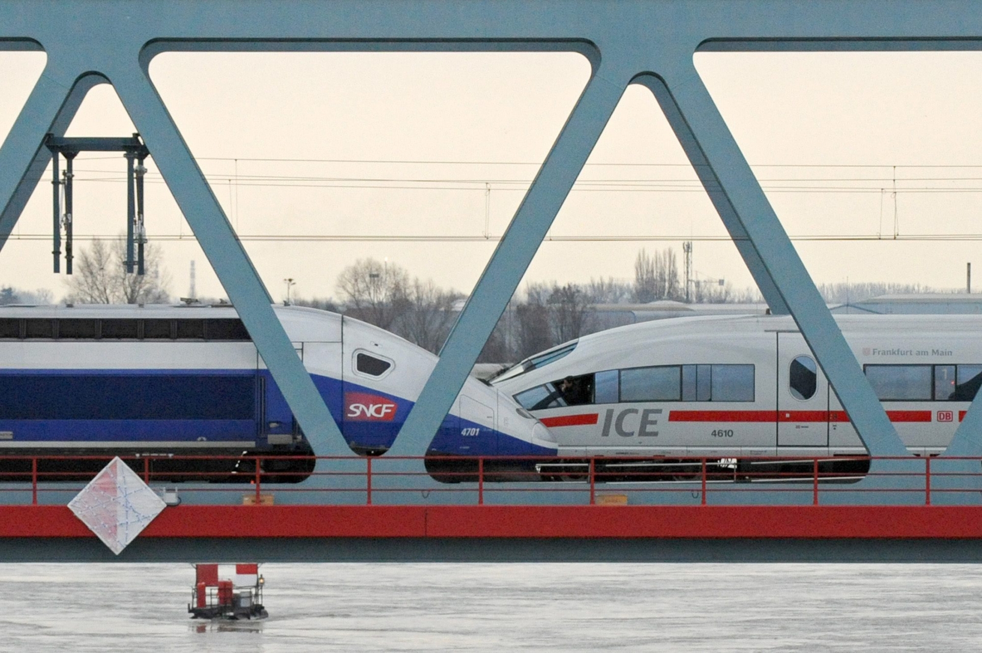 ARCHIV - Ein TGV und ein ICE (r) stehen am 10.12.2010 auf der Rheinbruecke in Kehl. Der Elektrokonzern Siemens hat sich auf die Zusammenlegung seines Zuggeschaeftes mit dem franzoesischen Konkurrenten Alstom geeinigt. (KEYSTONE/DPA/Marijan Murat) SIEMENS ALSTOM ZUGFUSION