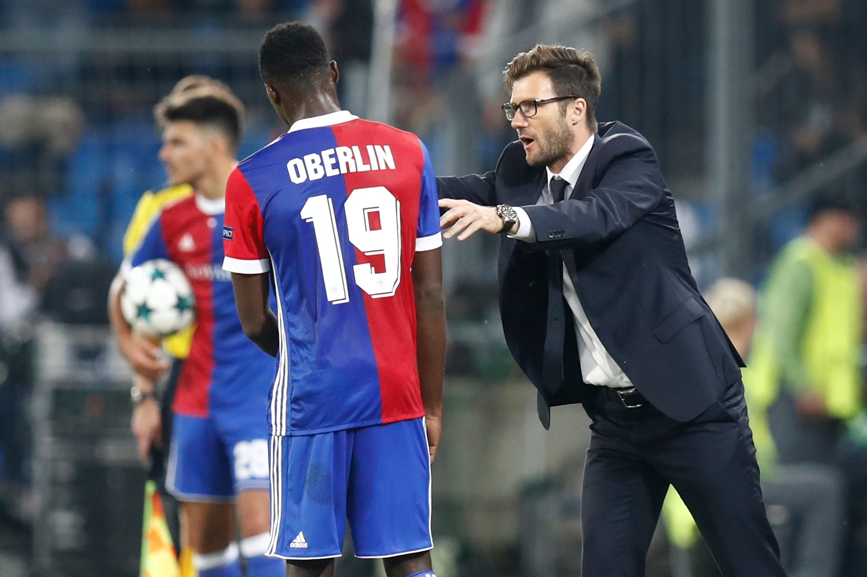 Basel's Dimitri Oberlin, left, and his head coach Raphael Wicky interact during an UEFA Champions League Group stage Group A matchday 2 soccer match between Switzerland's FC Basel 1893 and Portugal's SL Benfica in the St. Jakob-Park stadium in Basel, Switzerland, on Wednesday, September 27, 2017. (KEYSTONE/Peter Klaunzer) SWITZERLAND SOCCER CHAMPIONS LEAGUE BASEL BENFICA