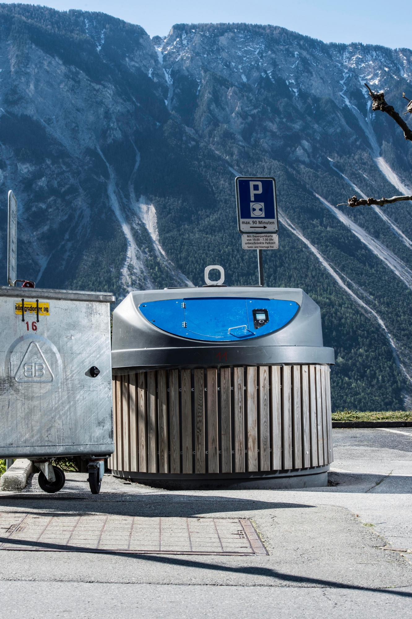 La commune de Varen innove en matière de déchets.

Les points de collecte d'ordures son verrouillées et chaque habitant de la commune détient une carte, déverrouillant le container et pesant les ordures. 60 centimes par kilos sont perçus au citoyen.



Louis Dasselborne/Le Nouvelliste