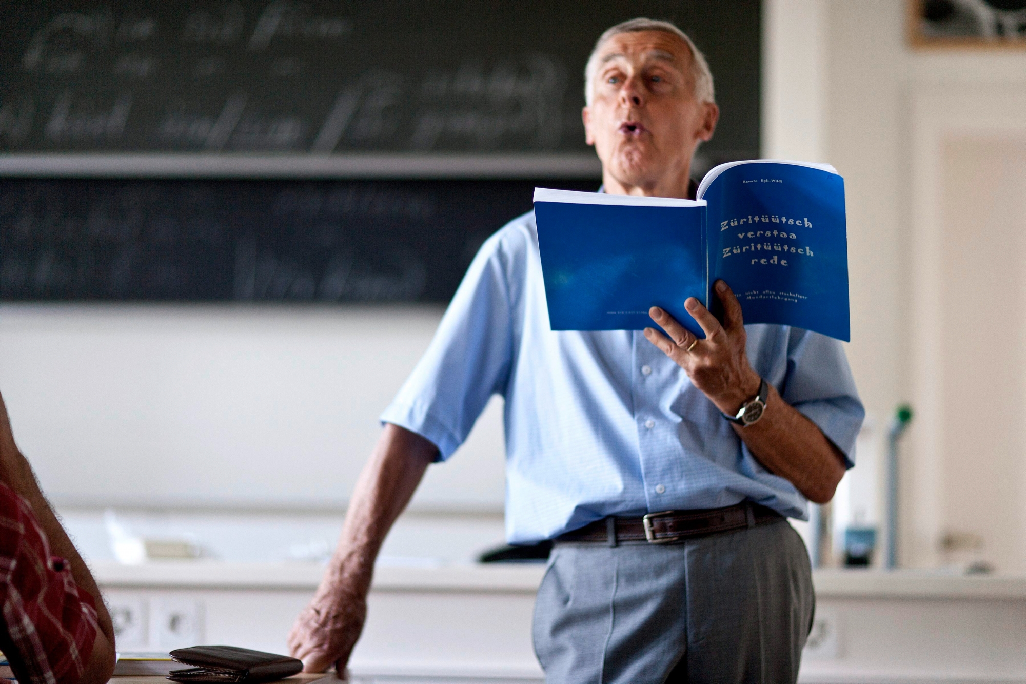 Der pensionierte Seminarlehrer und Germanist Alfred Egli unterrichtet im Zuerichdeutschkurs fuer Fortgeschrittene, am 5. Juli 2010 in einem Schulzimmer an der Kantonsschule Hottingen in Zuerich. Der "Zueritueuetschkurs" des Vereins Schweizerdeutsch richtet sich an Personen mit guten Deutschkenntnissen, die den lokalen Dialekt besser verstehen und sprechen wollen. (KEYSTONE/Gaetan Bally) === NO SALES, NO ARCHIVES === BILDPAKET ZUERITUEUETSCHKURS