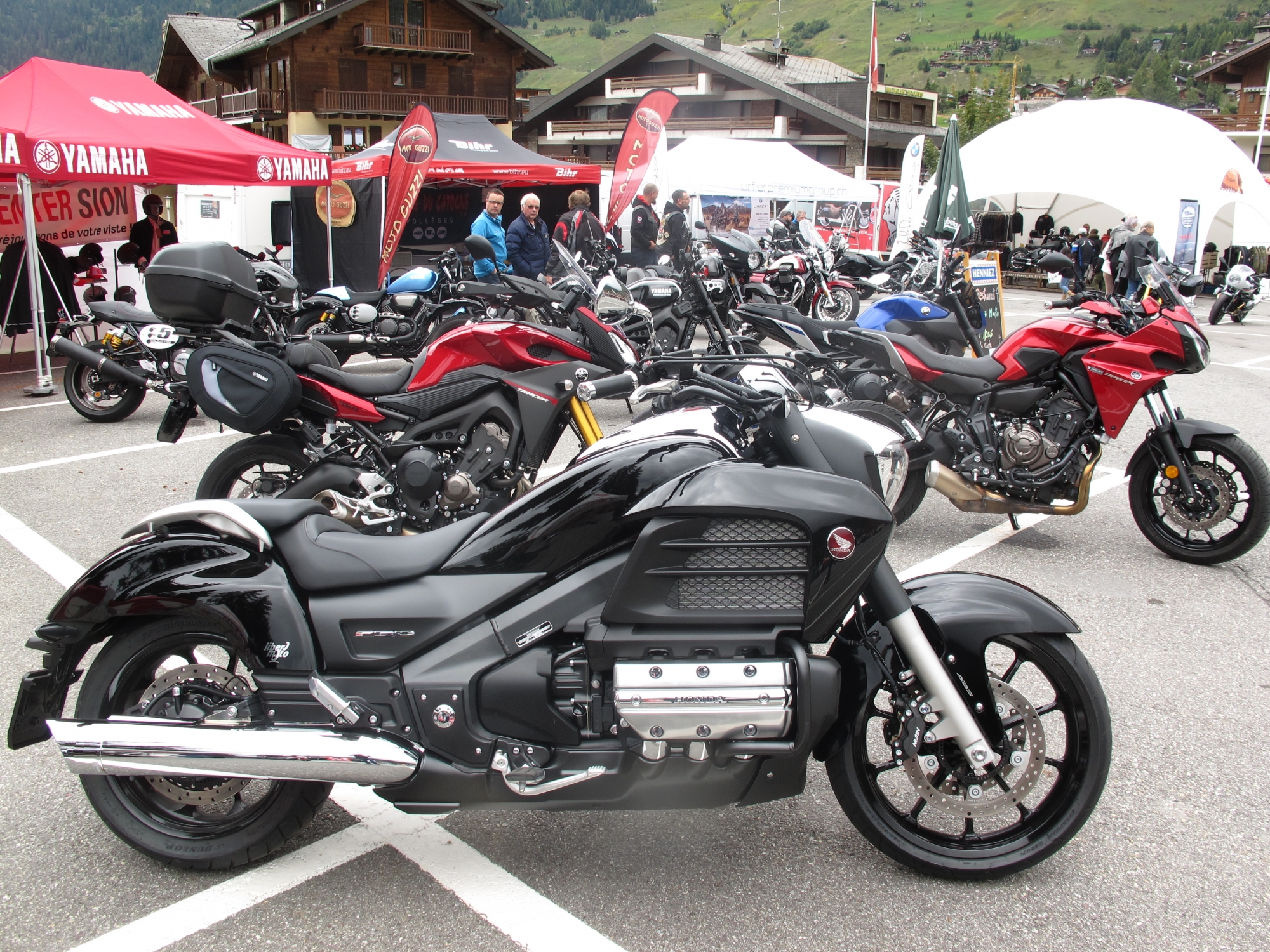 Le Bike Fest Verbier s'est déplacé pour la première fois sur la place de l'Ermitage, mais la fréquentation est demeurée très modeste en raison de la mauvaise météo de ce week-end.