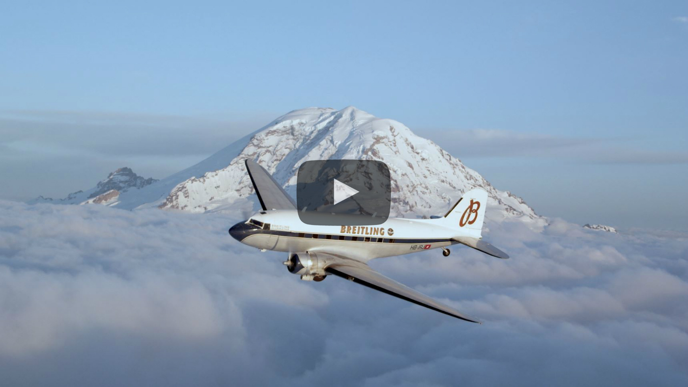 Le DC-3 en vol avec en toile de fond le Mont Rainier dans l'Etat de Washington près de Seattle.
