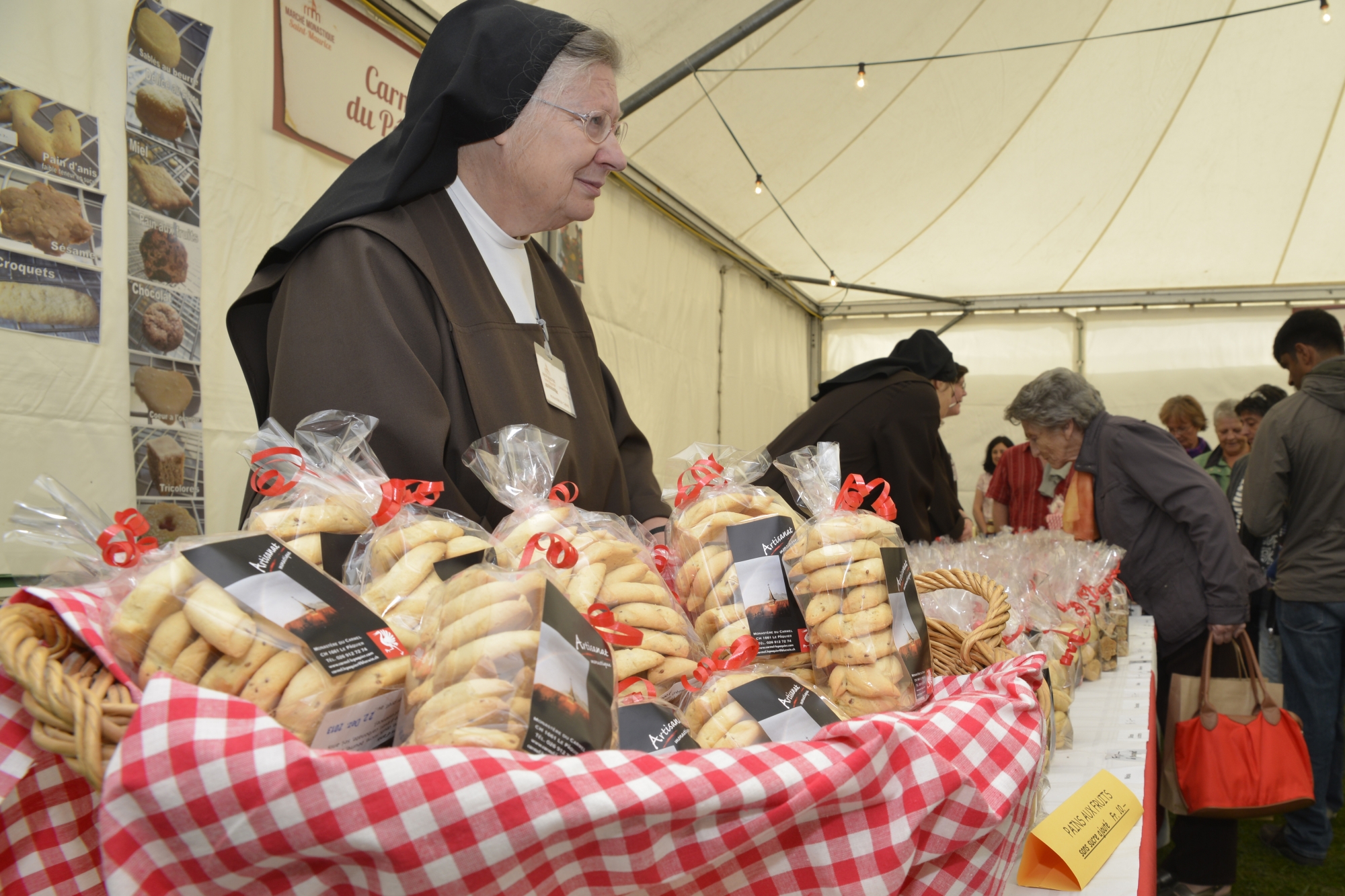Les religieuses proposent divers produits de leur fabrication, notamment des biscuits et autres douceurs. 