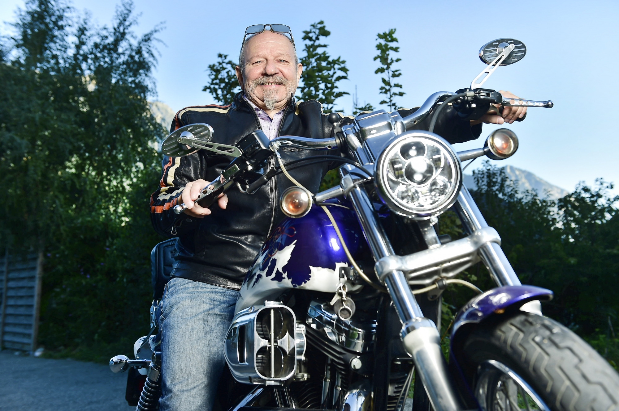 Georges Delaloye, guérisseur et faiseur de secret, adore la moto.