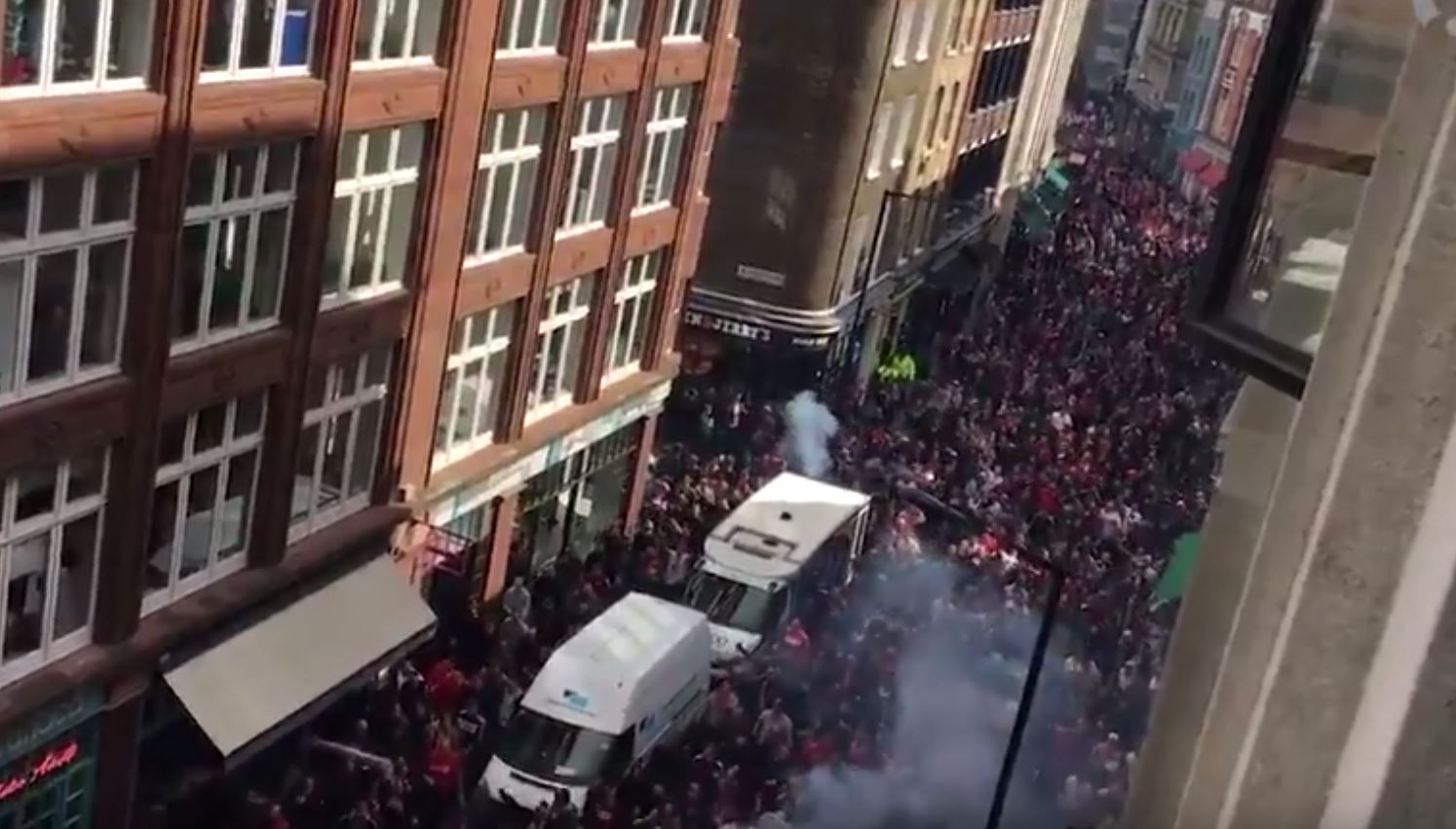 Le défilé continu et très bruyants des fans allemands a fait trembler le centre de Londres.