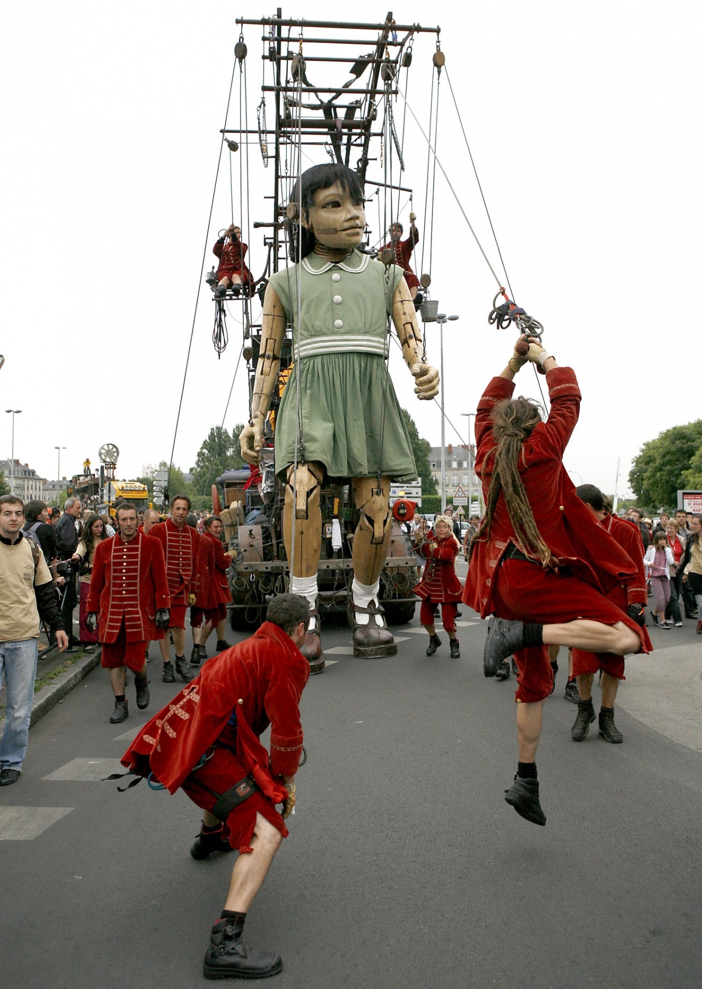 La Petite Géante débarque avec sa Grand-Mère dans les rues de Genève.