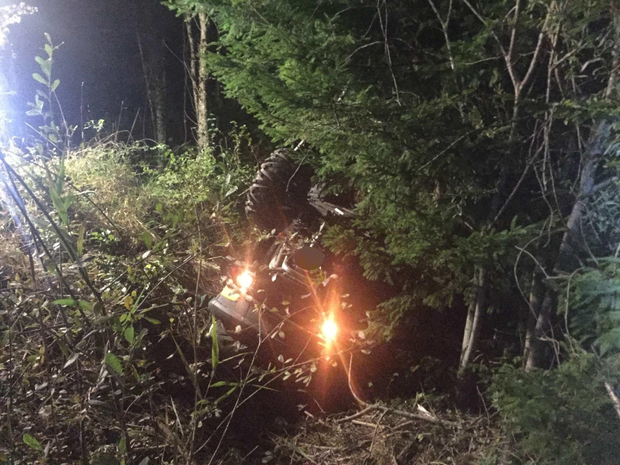 L'homme a été retrouvé inconscient sous son véhicule dans une petite forêt.