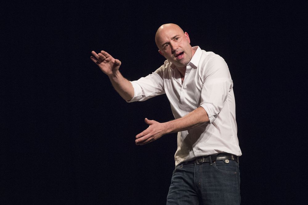 En décembre 2016, Frédéric Recrosio a triomphé avec la première édition de sa revue au Théâtre de Valère.