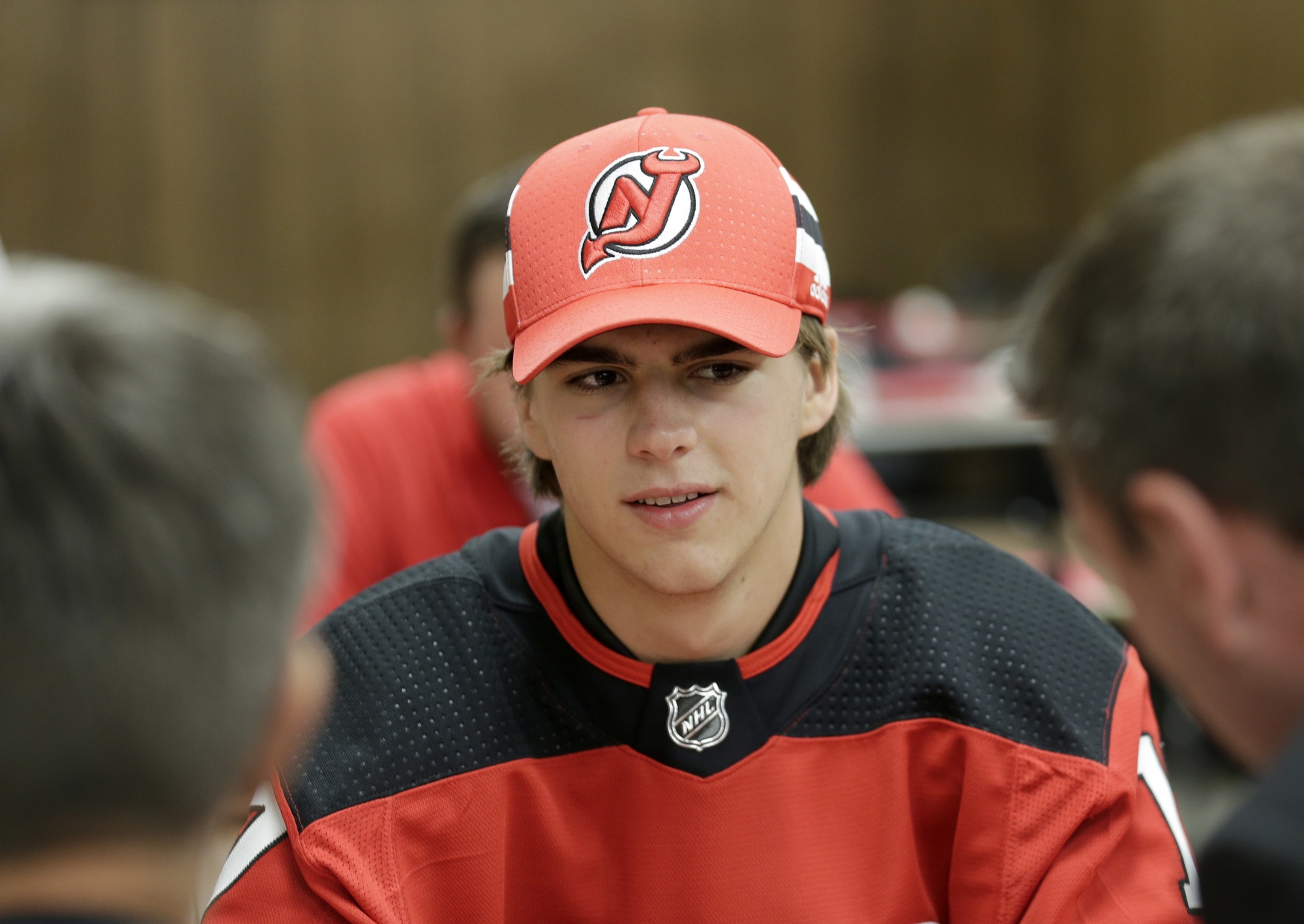 Nico Hischier, 18 ans, prêt à entrer dans la cour des grands samedi soir lors de la partie entre son équipe des New Jersey Devils et le Colorado Avalanche.